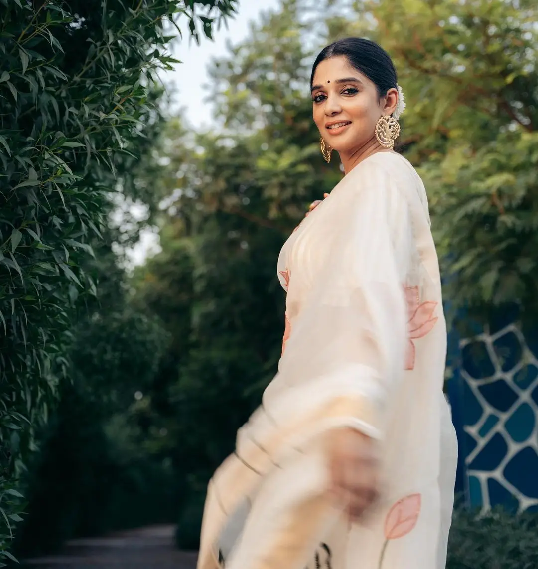 Malayalam Actress Nyla Usha In White Saree Blouse